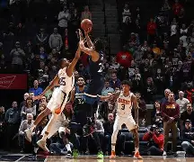 包含明尼苏达森林狼训练开放日，关键时刻篮板制胜引欢呼，NBA常规赛在即，更衣室氛围转暖的词条-lol官网直播赛事